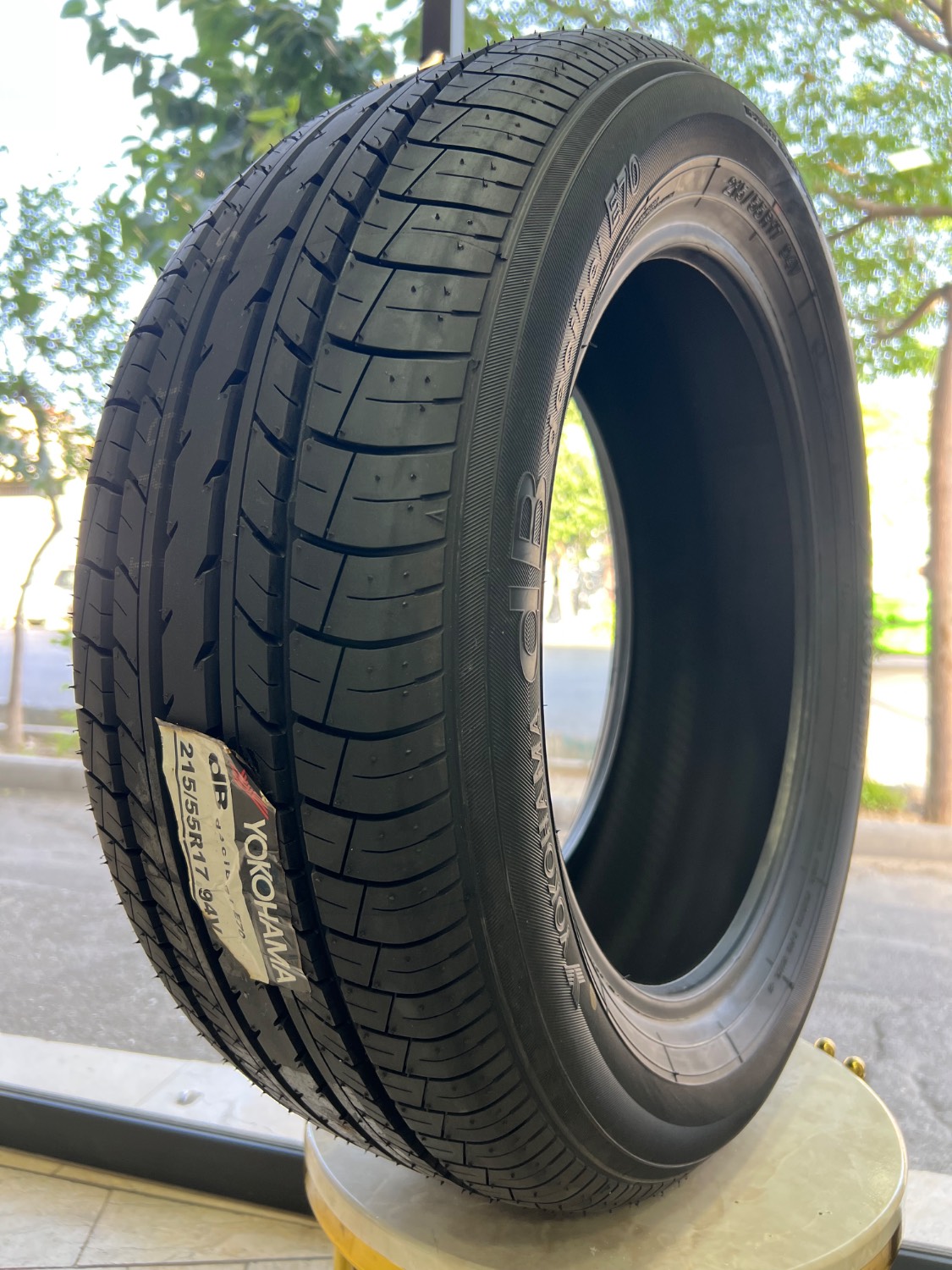 لاستیک یوکوهاما ژاپن سایز 215/55R17 مدل DBDECIBEL E70 تولید 2025